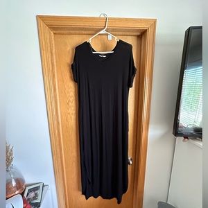 Shop Tallulah, size medium black maxi dress.